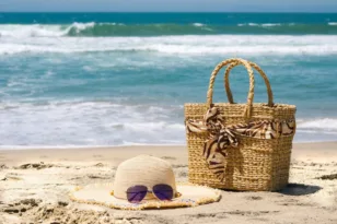 Beach Bag: Όλα τα απαραίτητα που πρέπει να κρύβει η τσάντα σου φέτος το καλοκαίρι