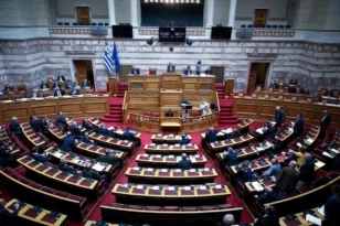 Τι αλλάζει με το νέο πολυνομοσχέδιο: Επιδόματα, οφειλές, ενοίκια και μισθοί στο Δημόσιο
