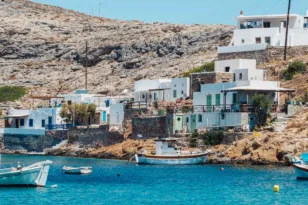 Το νησί των Κυκλάδων που αξίζει να γυρίσεις χωριό χωριό το καλοκαίρι