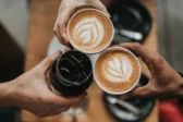 Τι ζητά η ΠΟΕΣΕ για ΦΠΑ, καφέ, delivery και εισφορές στην εστίαση