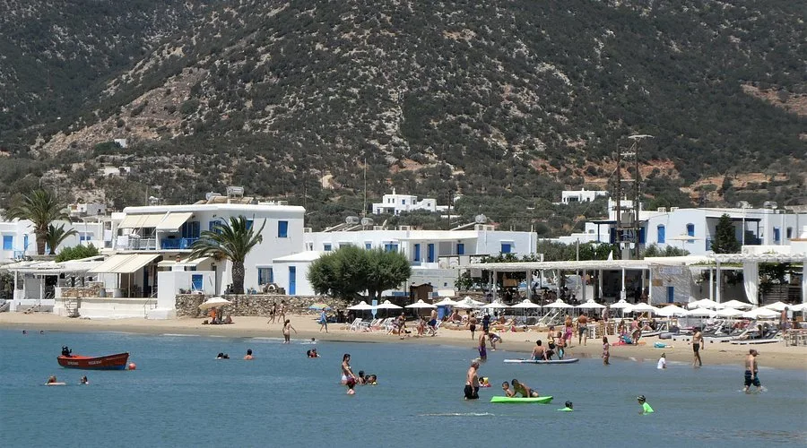 Το νησί των Κυκλάδων που αξίζει να γυρίσεις χωριό χωριό το καλοκαίρι