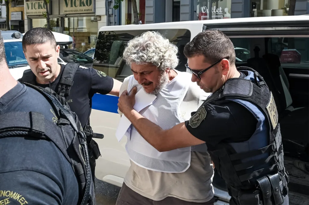 Πάτρα: Αγνώριστος μετά από 27 χρόνια ο Τζέιμς Δαλαμάγκας - Στον εισαγγελέα ο καταζητούμενος της Αυστραλίας ΦΩΤΟ