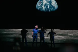 David Byrne στο ΚΠΙΣΝ: Το Ξέφωτο χόρεψε με Talking Heads, synth-pop και art-punk