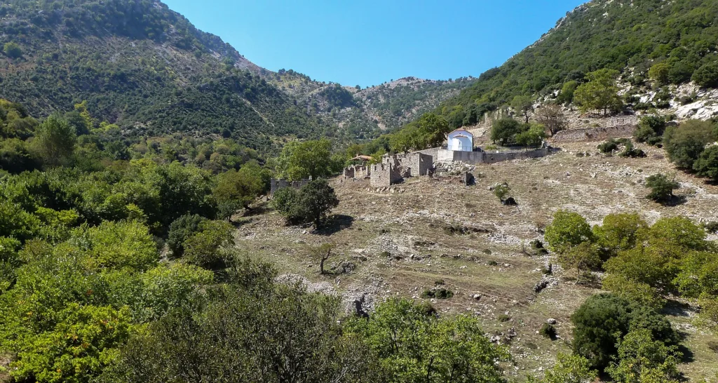 Σκιές του παρελθόντος: Τα εγκαταλελειμμένα χωριά της Πελοποννήσου - Πύργοι, βεντέτες και ξεχασμένες ιστορίες ΦΩΤΟ