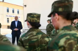 Ο Δένδιας στη Λαμία: Συνάντησε τις πρώτες γυναίκες εθελόντριες του Στρατού Ξηράς