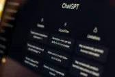 Όλοι φοβούνται την AI, αλλά όλοι τη χρησιμοποιούν: Το ChatGPT σπάει το φράγμα του 1 δισ. χρηστών
