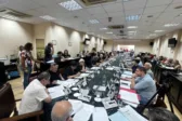 Σύμβουλοι συζητούν για τρένο