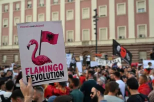 Η «επανάσταση των φλαμίνγκο»: Γιατί οι Αλβανοί διαδηλώνουν κατά του «τουρισμού για λίγους»