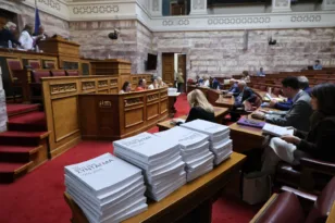 Αναθεώρηση Συντάγματος: Προσιτή στέγη, περιβάλλον και άμβλωση στην Επιτροπή