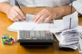 Τι αλλάζει με το νέο ακατάσχετο όριο των 1.600 ευρώ στους τραπεζικούς λογαριασμούς