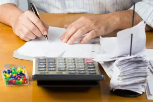 Τι αλλάζει με το νέο ακατάσχετο όριο των 1.600 ευρώ στους τραπεζικούς λογαριασμούς