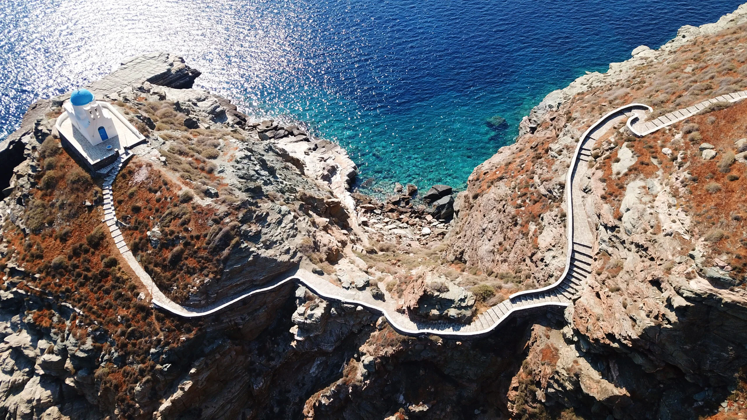 Το νησί των Κυκλάδων που αξίζει να γυρίσεις χωριό χωριό το καλοκαίρι