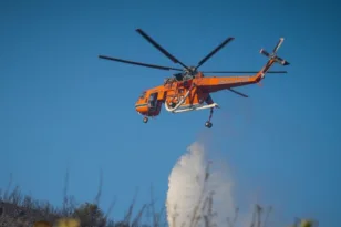 Μέτσοβο: Πυροσβεστικό ελικόπτερο έπεσε στη λίμνη Αώου – Ζωντανό το πλήρωμα