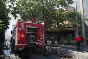 Έπιασε φωτιά σε εργοστάσιο στο Αιγάλεω, κατέρρευσε τμήμα της ταράτσας, ΦΩΤΟ