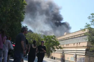Έπιασε φωτιά σε εργοστάσιο στο Αιγάλεω, κατέρρευσε τμήμα της ταράτσας, ΦΩΤΟ