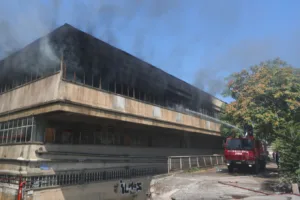 Έπιασε φωτιά σε εργοστάσιο στο Αιγάλεω, κατέρρευσε τμήμα της ταράτσας, ΦΩΤΟ