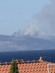 «Αν βρίσκεστε στις περιοχές Μεσοχώρια και Ραπταίοι απομακρυνθείτε προς Στύρα», τιτάνια μάχη με τις φλόγες στην Εύβοια, ΒΙΝΤΕΟ