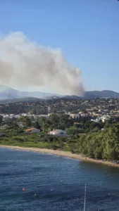 «Αν βρίσκεστε στις περιοχές Μεσοχώρια και Ραπταίοι απομακρυνθείτε προς Στύρα», τιτάνια μάχη με τις φλόγες στην Εύβοια, ΒΙΝΤΕΟ