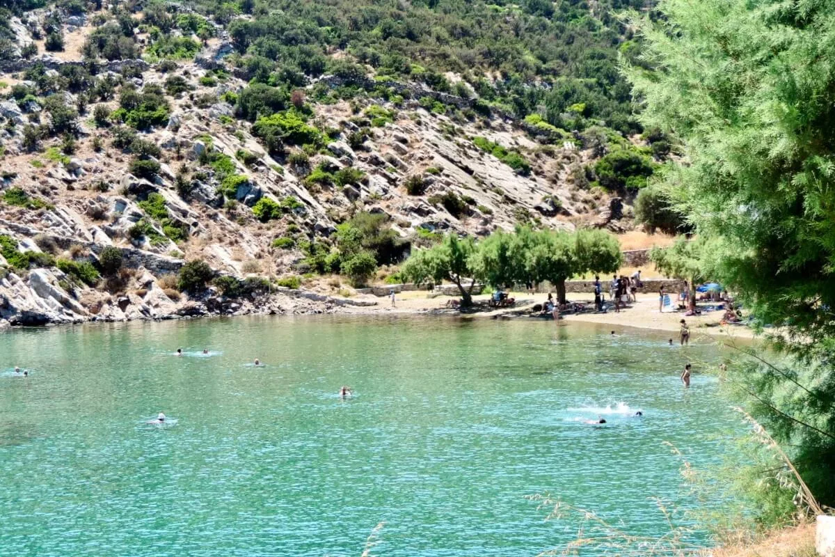 Το νησί των Κυκλάδων που αξίζει να γυρίσεις χωριό χωριό το καλοκαίρι