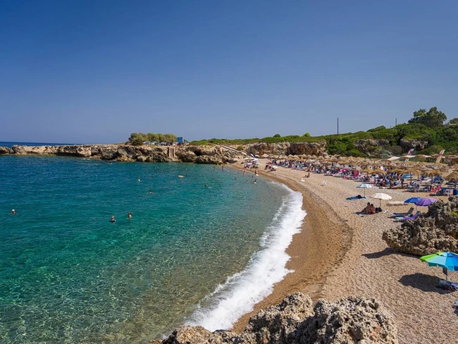 Παραλία Στόμιο κοντά στα Φιλιατρά με βότσαλα, καθαρά νερά και μικρό ήσυχο κόλπο στη Μεσσηνία