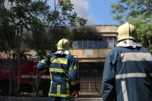 Συναγερμός στο Αιγάλεω: Αναζωπύρωση της φωτιάς στο εργοστάσιο πλαστικών στην Ορφέως – Ποιοι δρόμοι είναι κλειστοί