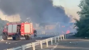 Λαμπάδιασε φορτηγό και έκλεισε η Εθνική Οδός Αθηνών-Θεσσαλονίκης, ΒΙΝΤΕΟ Λαμπάδιασε φορτηγό και έκλεισε η Εθνική Οδός Αθηνών-Θεσσαλονίκης, ΒΙΝΤΕΟ