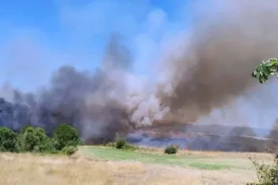 Πύρινος εφιάλτης στη Βάρδα, επιχειρούν 80 πυροσβέστες με 19 οχήματα, αεροσκάφη και ελικόπτερο