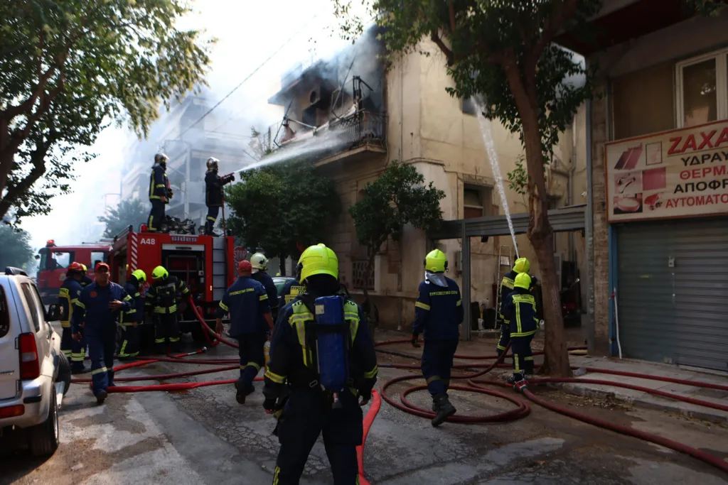 Θρίλερ στην Καλλιθέα: Ηλικιωμένη πήδηξε από το μπαλκόνι για να σωθεί από τις φλόγες