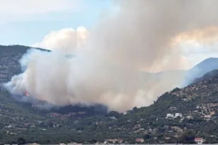 Λουτράκι: Ήχησε το 112 για τη φωτιά στη λίμνη, επιχειρούν εναέρια μέσα
