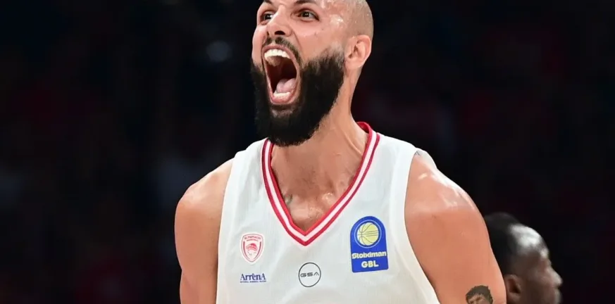 Σε παιχνίδι σκυλομαχία ο Ολυμπιακός με Φουρνιέ, Βεζένκοφ, Μιλουτίνοφ έκανε το 1-0 στους τελικούς