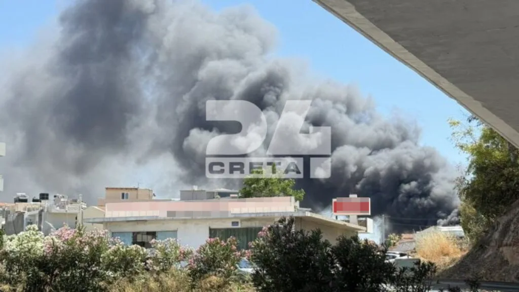 Μεγάλη φωτιά σε εργοστάσιο στο Ηράκλειο: Καίγονται σπίτια, ενεργοποιήθηκε το 112 ΒΙΝΤΕΟ