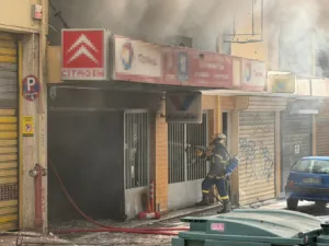 Θεσσαλονίκη: Μεγάλη φωτιά σε συνεργείο αυτοκινήτων, ΦΩΤΟ