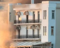 Καίγεται ξενοδοχείο στο Λουτράκι, η φωτιά δίπλα σε σπίτια, ΒΙΝΤΕΟ