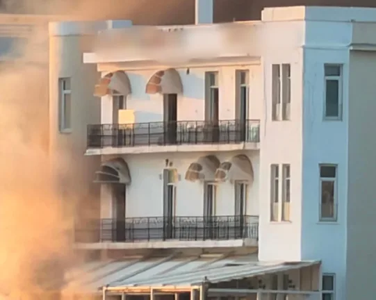 Καίγεται ξενοδοχείο στο Λουτράκι, η φωτιά δίπλα σε σπίτια, ΒΙΝΤΕΟ