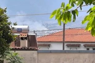 Φωτιά στο Γαλάτσι κοντά στο Άλσος Βεΐκου – Στο σημείο 18 πυροσβέστες