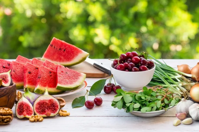 Καλοκαίρι στο πιάτο: 5 ελληνικά superfoods που θα σε απογειώσουν τώρα!