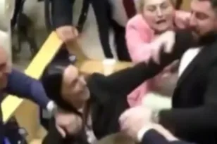 Έπεσε ξύλο στη βουλή της Γεωργίας, πιάστηκαν στα χέρια βουλευτές