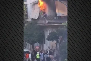 Καλλιθέα: «Μου φώναζαν “πήδα” και με έπιασαν» – Η 75χρονη που σώθηκε από τις φλόγες πέφτοντας στα χέρια του κόσμου