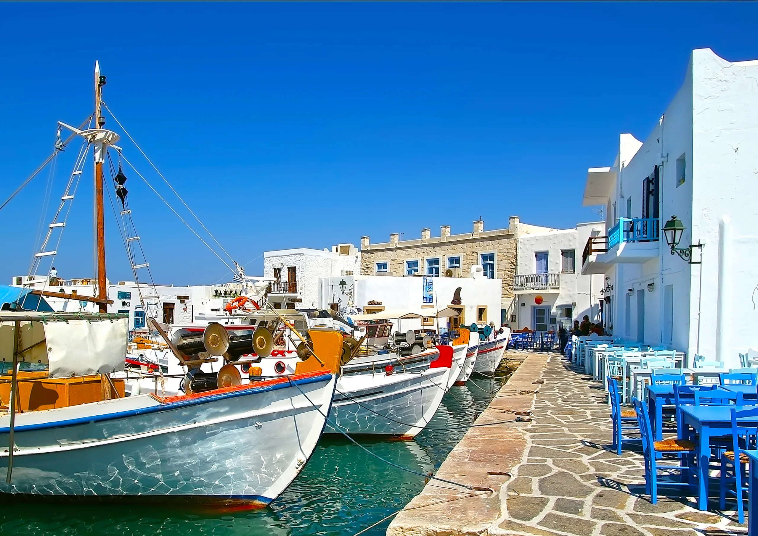 Πάρος travel guide: Τι να δεις, πού να κολυμπήσεις και γιατί αξίζει μια μέρα στην Αντίπαρο
