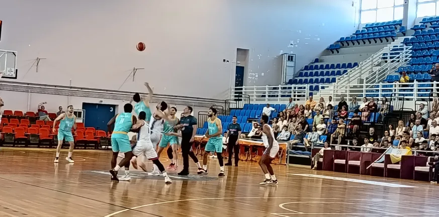 Η ΑΕ Γλαύκου Έσπερου στο +10 στο ημίχρονο στον τελικό με τον Χολαργό