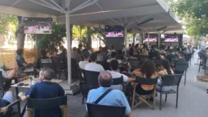 Πάτρα: Καφέ, καταστήματα εστίασης και μπαρ γέμισαν λόγω του Ολυμπιακός-Παναθηναϊκός, ΦΩΤΟ