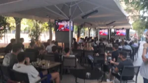 Πάτρα: Καφέ, καταστήματα εστίασης και μπαρ γέμισαν λόγω του Ολυμπιακός-Παναθηναϊκός, ΦΩΤΟ