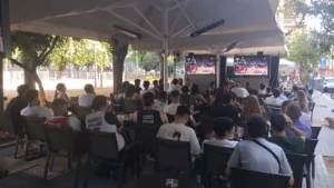 Πάτρα: Καφέ, καταστήματα εστίασης και μπαρ γέμισαν λόγω του Ολυμπιακός-Παναθηναϊκός, ΦΩΤΟ
