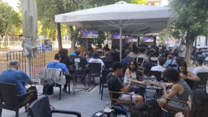 Πάτρα: Καφέ, καταστήματα εστίασης και μπαρ γέμισαν λόγω του Ολυμπιακός-Παναθηναϊκός, ΦΩΤΟ