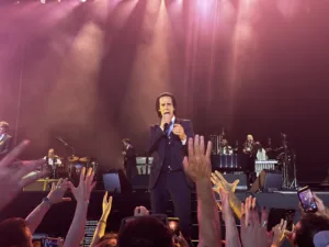 Nick Cave and The Bad Seeds: Μια καθηλωτική συναυλία και μια ασύλληπτη εμφάνιση στο Release Athens 2026