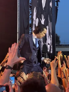 Nick Cave and The Bad Seeds: Μια καθηλωτική συναυλία και μια ασύλληπτη εμφάνιση στο Release Athens 2026