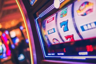 Παράνομος τζόγος: Μπλόκο σε influencers, sites και εφαρμογές – Τι αλλάζει