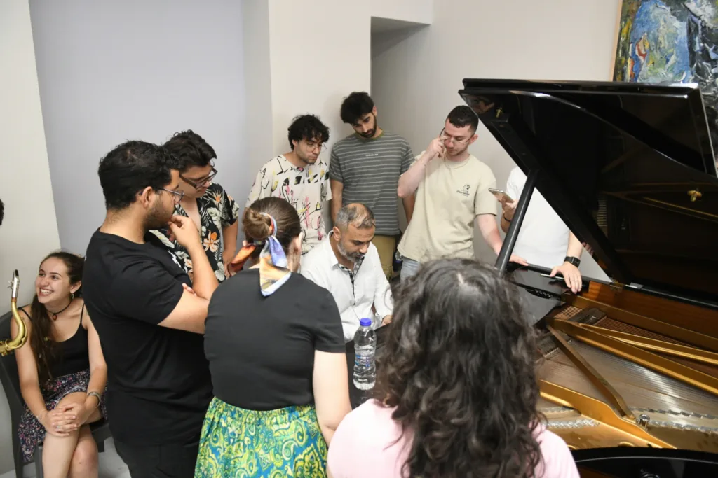 Πάτρα: Το «Jazz and More» γέμισε την πόλη με αυτοσχεδιασμούς, master classes και νέους μουσικούς ΦΩΤΟ Πάτρα: Το «Jazz and More» γέμισε την πόλη με αυτοσχεδιασμούς, master classes και νέους μουσικούς ΦΩΤΟ
