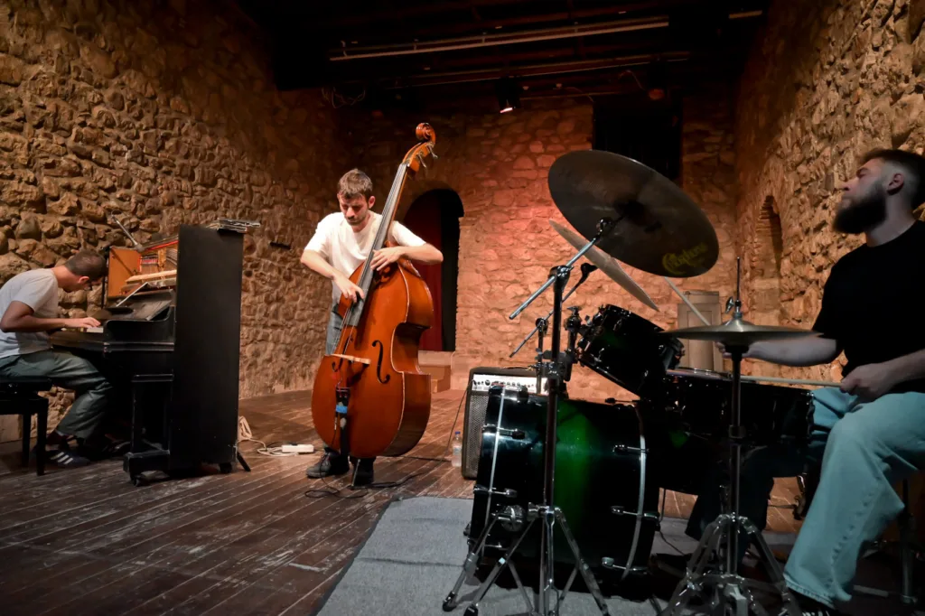 Πάτρα: Η jazz βγήκε στους δρόμους και άνοιξε το «jazz and more» με ρυθμό και αυτοσχεδιασμό