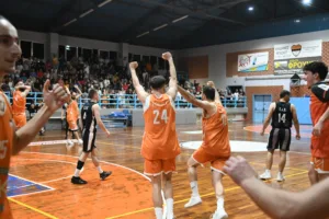 Βραδιά ανόδου κι έγινε η νύχτα... μέρα στο κλειστό γυμναστήριο Ροϊτίκων - Φωτογραφίες